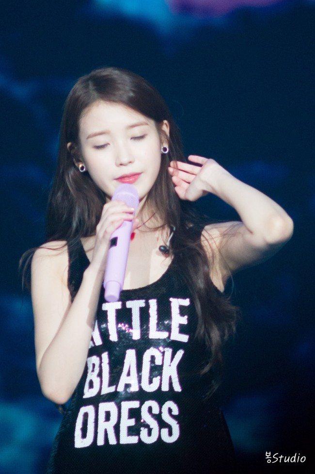 151230-IU-CHAT-SHIRE-Encore-Concert-iu-39170166-820-1233.jpg