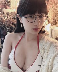 巨乳眼鏡娘