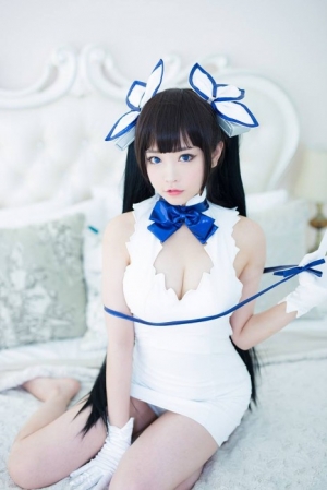 清纯女孩的私房cosplay露酥胸私房照